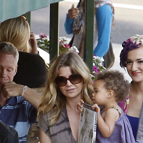 Ellen Pompeo et son mari Chris Ivery avec leur fille Stella en californie le 6 aout 2011.
© Fame picture / Bestimage