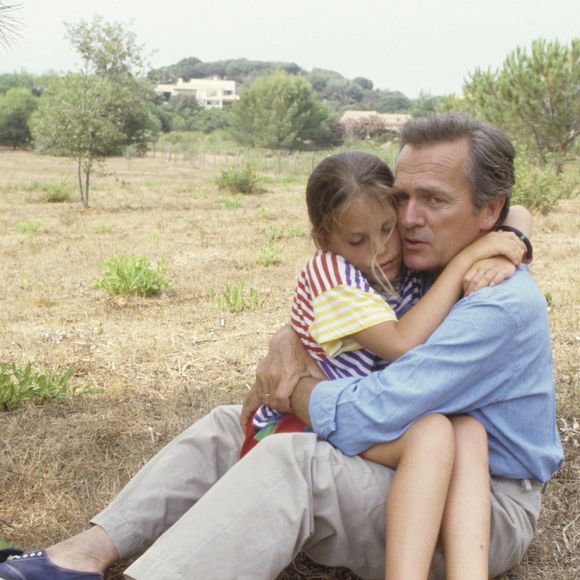 Archives - En France, en Corse, Philippe Labro en vacances, serrant sa fille Clarisse dans ses bras  
Michel Ristroph via Bestimage