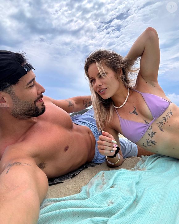 Mais que pense Anthony, l’ex-mari de Laury, de sa nouvelle relation ? Il ne semble pas être gêné par celle-ci, bien au contraire. Il n’a pas hésité à mettre deux émoticônes "flamme" dans les commentaires de la publication Instagram du jeune couple.

Laury et Julien Backer sur une plage à Ramatuelle le 8 août 2025 © Instagram