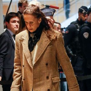 Exclusif - Karine Silla entre par l'entrée "défense" à l'ouverture du procès de Gérard Depardieu pour agressions sexuelles sur deux femmes lors d'un tournage de film en 2021, au tribunal correctionnel de Paris, France, le 24 mars 2025. © Christophe Clovis/Bestimage