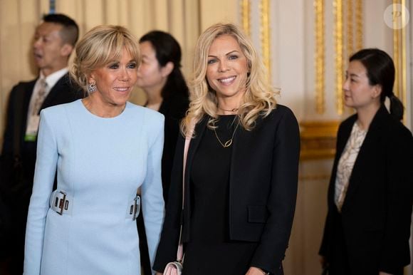 "L'appartement est blanc, un peu kitsch, écran géant, cageot de légumes sur la terrasse, vue sur l'ancienne villa d'Yvette Horner qu'elle mime, rieuse, d'un geste d'accordéoniste"

Brigitte Macron et Laurence Auzière