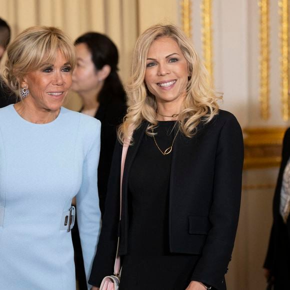 "L'appartement est blanc, un peu kitsch, écran géant, cageot de légumes sur la terrasse, vue sur l'ancienne villa d'Yvette Horner qu'elle mime, rieuse, d'un geste d'accordéoniste"

Brigitte Macron et Laurence Auzière