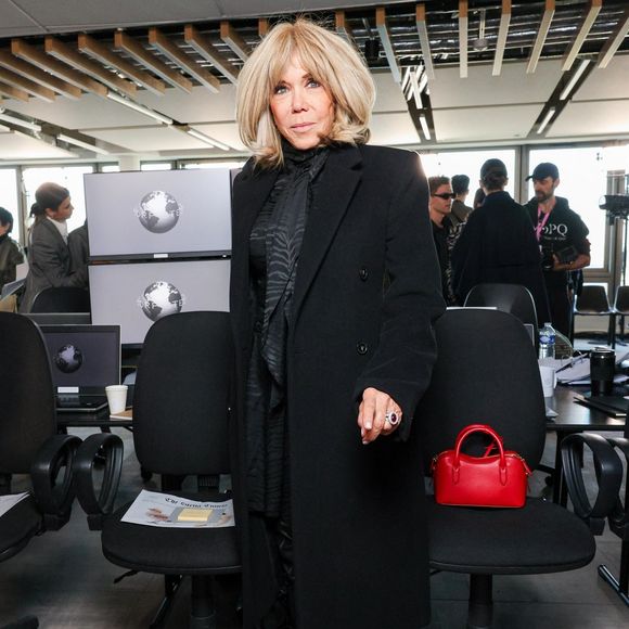 Un sac à main rouge qui sublimait son look 
Brigitte Macron -  Défilé Stella McCartney Femmes Automne/Hiver 2025-2026 à Paris le 5 mars 2025 Backgrid USA / Bestimage