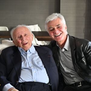 Exclusif - Philippe Bouvard, journaliste français, écrivain, homme de radio et de télévision, à son domicile, en interview télé avec le journaliste producteur Cyril Viguier à Cannes, le 27 février 2025. 
Ces derniers secrets, il se confie a Cyril Viguier dans une emission diffusée dans le monde entier.

﻿A 95 ans, Philippe Bouvard a décidé de raccrocher et de prendre sa retraite !
Avant d’interrompre définitivement ses activités, l’animateur des « Grosses têtes », auteur de 69 livres et qui réside à maintenant à Cannes, raconte ses souvenirs à Cyril Viguier, au cours d’un Talk qui sera diffusée le 3 et 6 mai première émission et le 10 et 13 mai deuxième émission  sur TV5 Monde et sur RTL, une radio dont il fut, durant plusieurs décennies, l’animateur fétiche.

De René Cotty au Général de Gaulle, de Mitterrand à Sarkozy en passant par Giscard, qu’il soupçonne de « lui avoir coller un contrôle fiscal ! », Bouvard dévoile ses derniers secrets et raconte ses rencontres savoureuses avec tous les Présidents.

D’une République à l’autre, il raconte aussi à Cyril Viguier ses anecdotes drôles et inédites, souvent caustiques, parfois rugueuses, avec les grandes Icônes Françaises: Bardot, Delon, Aznavour etc…

© Bruno Bebert/Bestimage
