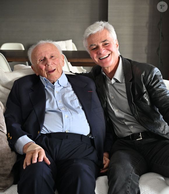 Exclusif - Philippe Bouvard, journaliste français, écrivain, homme de radio et de télévision, à son domicile, en interview télé avec le journaliste producteur Cyril Viguier à Cannes, le 27 février 2025. 
Ces derniers secrets, il se confie a Cyril Viguier dans une emission diffusée dans le monde entier.

﻿A 95 ans, Philippe Bouvard a décidé de raccrocher et de prendre sa retraite !
Avant d’interrompre définitivement ses activités, l’animateur des « Grosses têtes », auteur de 69 livres et qui réside à maintenant à Cannes, raconte ses souvenirs à Cyril Viguier, au cours d’un Talk qui sera diffusée le 3 et 6 mai première émission et le 10 et 13 mai deuxième émission  sur TV5 Monde et sur RTL, une radio dont il fut, durant plusieurs décennies, l’animateur fétiche.

De René Cotty au Général de Gaulle, de Mitterrand à Sarkozy en passant par Giscard, qu’il soupçonne de « lui avoir coller un contrôle fiscal ! », Bouvard dévoile ses derniers secrets et raconte ses rencontres savoureuses avec tous les Présidents.

D’une République à l’autre, il raconte aussi à Cyril Viguier ses anecdotes drôles et inédites, souvent caustiques, parfois rugueuses, avec les grandes Icônes Françaises: Bardot, Delon, Aznavour etc…

© Bruno Bebert/Bestimage