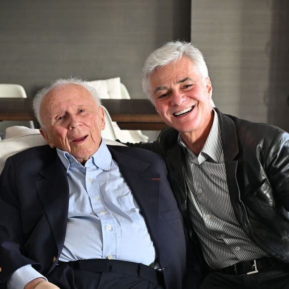 Exclusif - Philippe Bouvard, journaliste français, écrivain, homme de radio et de télévision, à son domicile, en interview télé avec le journaliste producteur Cyril Viguier à Cannes, le 27 février 2025. 
Ces derniers secrets, il se confie a Cyril Viguier dans une emission diffusée dans le monde entier.

﻿A 95 ans, Philippe Bouvard a décidé de raccrocher et de prendre sa retraite !
Avant d’interrompre définitivement ses activités, l’animateur des « Grosses têtes », auteur de 69 livres et qui réside à maintenant à Cannes, raconte ses souvenirs à Cyril Viguier, au cours d’un Talk qui sera diffusée le 3 et 6 mai première émission et le 10 et 13 mai deuxième émission  sur TV5 Monde et sur RTL, une radio dont il fut, durant plusieurs décennies, l’animateur fétiche.

De René Cotty au Général de Gaulle, de Mitterrand à Sarkozy en passant par Giscard, qu’il soupçonne de « lui avoir coller un contrôle fiscal ! », Bouvard dévoile ses derniers secrets et raconte ses rencontres savoureuses avec tous les Présidents.

D’une République à l’autre, il raconte aussi à Cyril Viguier ses anecdotes drôles et inédites, souvent caustiques, parfois rugueuses, avec les grandes Icônes Françaises: Bardot, Delon, Aznavour etc…

© Bruno Bebert/Bestimage