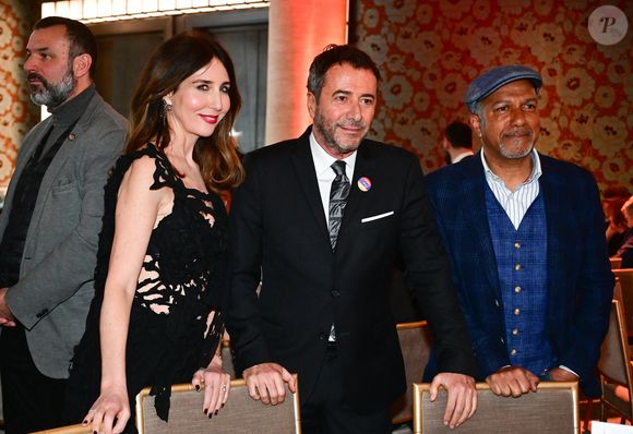 Elsa Zylberstein, Bernard Montiel, Pascal Legitimus au dîner annuel du CCAF (Conseil de coordination des associations arméniennes de France) à l'hôtel du collectionneur à Paris le 11 mars 2025
Comme chaque année, la onzième édition du désormais fameux dîner du CCAF a fait salle comble. 450 personnes se sont retrouvées dans les salons de l'hôtel du collectionneur, à Paris. Lors du cocktail, plusieurs personnalités politiques ont eu l'occasion de s'entretenir avec les invités.
Comme de coutume, un certain nombre de figures intellectuelles étaient également au dîner.
C'est Nelson Monfort qui a présenté la soirée en rappelant que la soirée est l'occasion de nous retrouver et de réaffirmer les liens profonds qui unissent la France et l'Arménie, liens tissés par l'histoire, la culture et des valeurs communes.
Cette soirée incarne à la fois un hommage solennel et un appel à l'action. Hommage envers celles et ceux qui oeuvrent sans relâche pour la cause arménienne; mais appel à la communauté internationale pour qu'elle s'engage résolument pour la justice et la paix.

© Christian Liewig / Bestimage