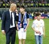 Cette saison, il fera partie de l'équipe du Red Star en Ligue 2

Zinédine Zidane avec ses enfants Elyaz et Théo - Le Real Madrid de Zinédine Zidane remporte la Ligue des champions aux tirs au buts face à l'Atlético de Madrid, (1-1 après prolongations, 5-3 aux t.a.b.) à Milan le 28 mai 2016.
Crédit : GTRES / BESTIMAGE