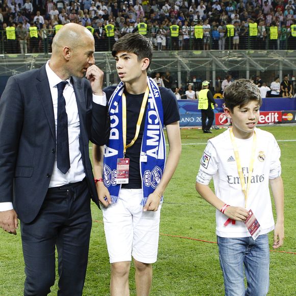 Cette saison, il fera partie de l'équipe du Red Star en Ligue 2

Zinédine Zidane avec ses enfants Elyaz et Théo - Le Real Madrid de Zinédine Zidane remporte la Ligue des champions aux tirs au buts face à l'Atlético de Madrid, (1-1 après prolongations, 5-3 aux t.a.b.) à Milan le 28 mai 2016.
Crédit : GTRES / BESTIMAGE