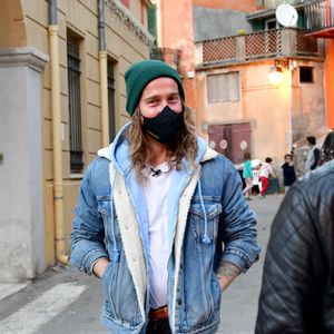 Exclusif - Le chanteur Julien Doré à la rencontre des sinistrés avec des bénévoles du Secours populaire dans la Vésubie suite au passage de la tempête Alex, à Saint-Martin-Vésubie, France, le 21 novembre 2020. © Bruno Bebert/Bestimage