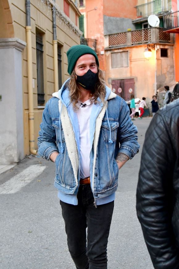 Exclusif - Le chanteur Julien Doré à la rencontre des sinistrés avec des bénévoles du Secours populaire dans la Vésubie suite au passage de la tempête Alex, à Saint-Martin-Vésubie, France, le 21 novembre 2020. © Bruno Bebert/Bestimage