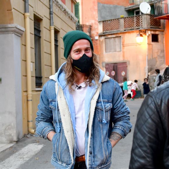 Exclusif - Le chanteur Julien Doré à la rencontre des sinistrés avec des bénévoles du Secours populaire dans la Vésubie suite au passage de la tempête Alex, à Saint-Martin-Vésubie, France, le 21 novembre 2020. © Bruno Bebert/Bestimage