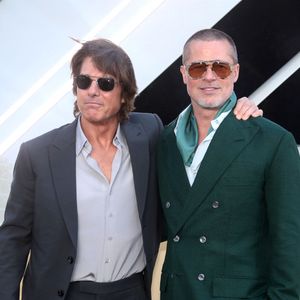 Brad Pitt et Tom Cruise à la première du film "F1" au Cineworld de Leicester Square à Londres, le 23 juin 2025. @Backgrid UK/ Bestimage