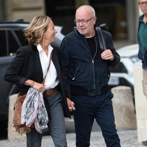 Olivier Baroux et sa femme Coralie - Arrivées aux obsèques de Jean-Paul Rappeneau en l'église Saint-Sulpice à Paris le 10 septembre 2026 ©Agence/Bestimage
