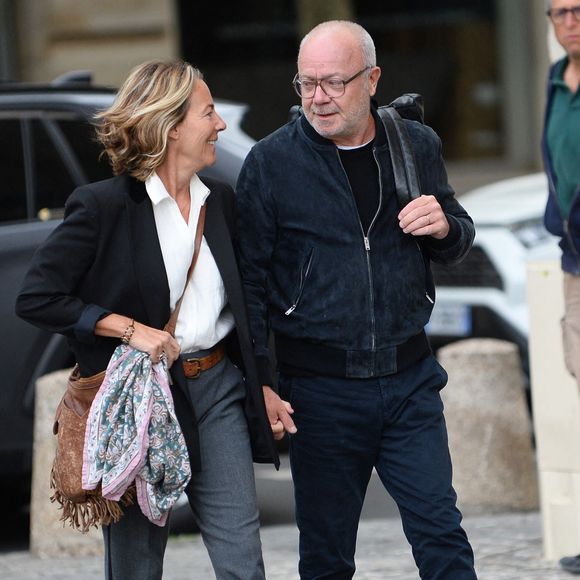 Olivier Baroux et sa femme Coralie - Arrivées aux obsèques de Jean-Paul Rappeneau en l'église Saint-Sulpice à Paris le 10 septembre 2026 ©Agence/Bestimage