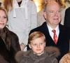 Ce onzième anniversaire marque un peu plus leur entrée dans le grand bain. Actuellement en CM2 à l’Institut François d’Assise-Nicolas Barré, Jacques et Gabriella iront au collège l’an prochain. 

Le prince Albert II de Monaco, la princesse Charlene, leurs enfants, la princesse Gabriella et le prince héréditaire Jacques ont inauguré le marché de Noël sur le port Hercule à Monaco, le 5 décembre 2025. © Claudia Albuquerque/Bestimage
