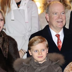 Ce onzième anniversaire marque un peu plus leur entrée dans le grand bain. Actuellement en CM2 à l’Institut François d’Assise-Nicolas Barré, Jacques et Gabriella iront au collège l’an prochain. 

Le prince Albert II de Monaco, la princesse Charlene, leurs enfants, la princesse Gabriella et le prince héréditaire Jacques ont inauguré le marché de Noël sur le port Hercule à Monaco, le 5 décembre 2025. © Claudia Albuquerque/Bestimage