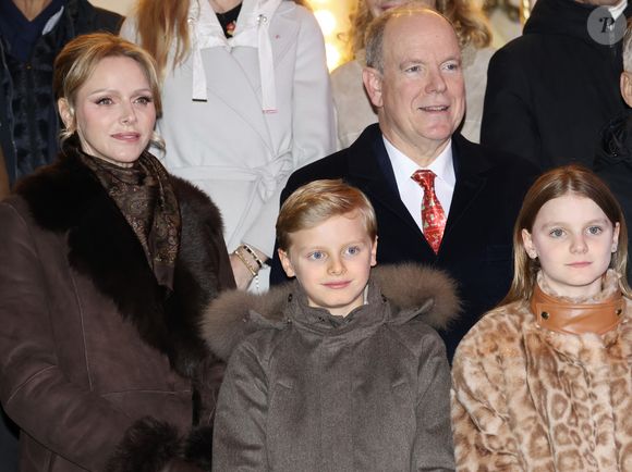 Ce onzième anniversaire marque un peu plus leur entrée dans le grand bain. Actuellement en CM2 à l’Institut François d’Assise-Nicolas Barré, Jacques et Gabriella iront au collège l’an prochain. 

Le prince Albert II de Monaco, la princesse Charlene, leurs enfants, la princesse Gabriella et le prince héréditaire Jacques ont inauguré le marché de Noël sur le port Hercule à Monaco, le 5 décembre 2025. © Claudia Albuquerque/Bestimage