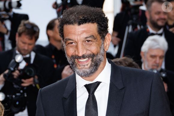 Ce dimanche 17 août 2025, Ramzy Bédia est à l'affiche du film "Youssef Salem a du succès" de Baya Kasmi. Ramzy Bedia - Montée des marches du film « The Phoenician Scheme » lors du 78ème Festival International du Film de Cannes, au Palais des Festivals à Cannes. Le 18 mai 2025 © Jacovides-Moreau / Bestimage