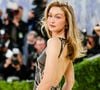 De nombreuses personnalités ont déjà adopté cette audace esthétique lors des plus grands tapis rouges.

Gigi Hadid au Met Gala 2026 à New York.

© Bestimage