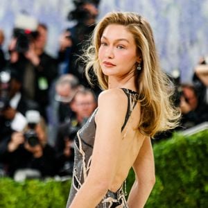 De nombreuses personnalités ont déjà adopté cette audace esthétique lors des plus grands tapis rouges.
Gigi Hadid au Met Gala 2026 à New York.
© Bestimage