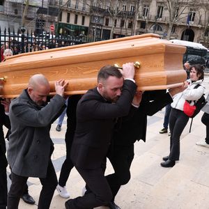 Le cercueil arrive à la cérémonie funéraire de Rolland Courbis à l'église de la Madeleine à Paris, France, le 14 janvier 2026. Rolland Courbis, ancien footballeur français, entraîneur et commentateur médiatique au franc-parler, est décédé à l'âge de 72 ans. Photo par Jerome Domine/ABACAPRESS.COM