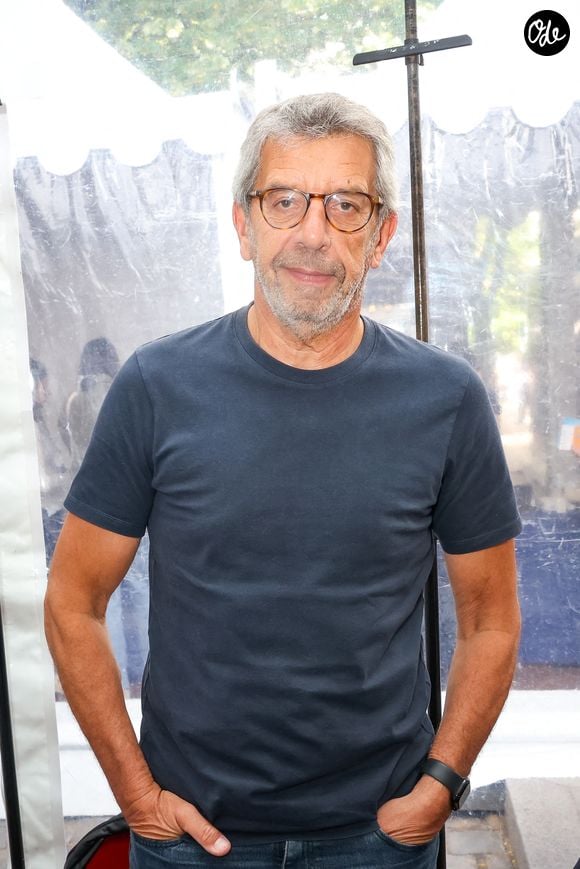 Michel Cymes lors de la 3ème édition du salon du livre à Saint-Germain-des-Prés "Des pages avant la plage" à Paris le 6 juin 2026. © Jack Tribeca / Bestimage