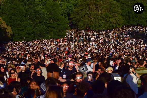 La foule observe l'éclipse solaire à Londres, en Angleterre, le 12 août 2026.  

© Vuk Valcic/ZUMA Press Wire