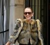Le bijou est articulé pour suivre les mouvements du corps.

Céline Dion acclamée par ses fans à la sortie de l’hôtel Royal Monceau à Paris, avant de se rendre à la Plenitude Arena de Paris La Défense, pour sa troisième date de concert, le 16 septembre 2026. © Lionel Urman/Bestimage