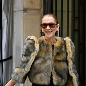 Le bijou est articulé pour suivre les mouvements du corps.

Céline Dion acclamée par ses fans à la sortie de l’hôtel Royal Monceau à Paris, avant de se rendre à la Plenitude Arena de Paris La Défense, pour sa troisième date de concert, le 16 septembre 2026. © Lionel Urman/Bestimage