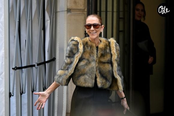 Le bijou est articulé pour suivre les mouvements du corps.

Céline Dion acclamée par ses fans à la sortie de l’hôtel Royal Monceau à Paris, avant de se rendre à la Plenitude Arena de Paris La Défense, pour sa troisième date de concert, le 16 septembre 2026. © Lionel Urman/Bestimage