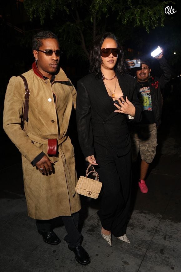 Le duo mère-fille a pris la pose en couverture de W Magazine avec un bébé entièrement habillé en Dior.

EXCLUSIF New York, NY Le couple de superstars A$AP Rocky et Rihanna célèbrent la fête des mères en sortant au restaurant Cucina Alba à New York.