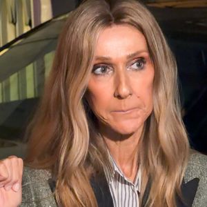 Ce samedi 12 septembre 2026, il sera sans doute en coulisses de la Plénitude Arena pour le retour de sa mère sur scène.

Céline Dion, de retour d'une séance intense de répétitions, prend le temps de saluer ses fans devant l'hôtel Royal Monceau à Paris le 7 septembre 2026 © Lea Vieillot / Bestimage