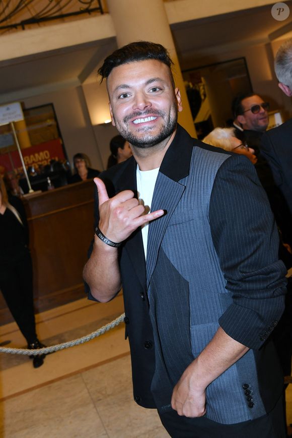Dans une vidéo postée sur Instagram, il a déclaré : "Salut les amis, en direct de Los Angeles, un petit message pour vous dire que tout va bien". 

Exclusif - Kev Adams arrivant au "concerto pour la paix" de Omar Harfouch au théâtre des Champs-Elysées à Paris le 18 septembre 2024.

© Rachid Bellak / Bestimage