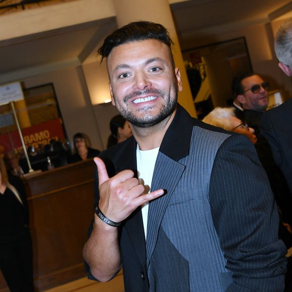 Dans une vidéo postée sur Instagram, il a déclaré : "Salut les amis, en direct de Los Angeles, un petit message pour vous dire que tout va bien". 

Exclusif - Kev Adams arrivant au "concerto pour la paix" de Omar Harfouch au théâtre des Champs-Elysées à Paris le 18 septembre 2024.

© Rachid Bellak / Bestimage