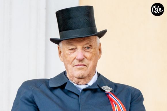Plusieurs membres de la famille royale, dont Ingrid Alexandra et Märtha Louise, lui ont également rendu visite à l’hôpital.

Des membres de la famille royale norvégienne sont réunis sur le balcon du Palais royal à l’occasion des célébrations de la fête nationale, à Oslo, en Norvège.
Sur la photo : le roi Harald V de Norvège.
Backgrid USA / Bestimage