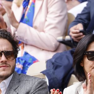 Florence Foresti et Alexandre Kominek dans les tribunes lors des Internationaux de France de Tennis de Roland Garros 2022, le 29 mai 2022. 
Photo : Cyril Moreau / Bestimage