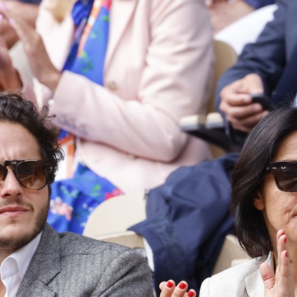 Florence Foresti et Alexandre Kominek dans les tribunes lors des Internationaux de France de Tennis de Roland Garros 2022, le 29 mai 2022. 
Photo : Cyril Moreau / Bestimage