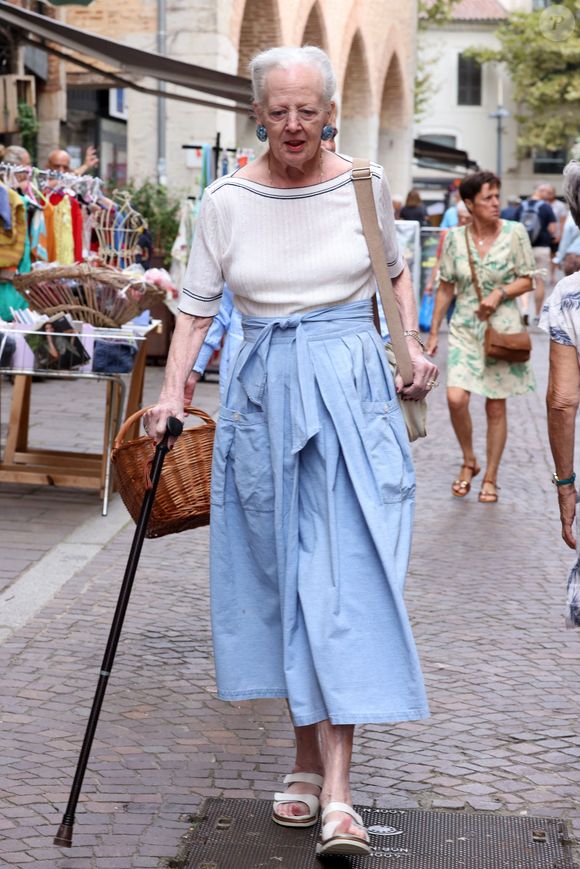 La reine Margrethe II de Danemark se rend comme tous les ans au marché de Cahors le 17 août 2024.
© Jean-Marc Lhomer / Bestimage