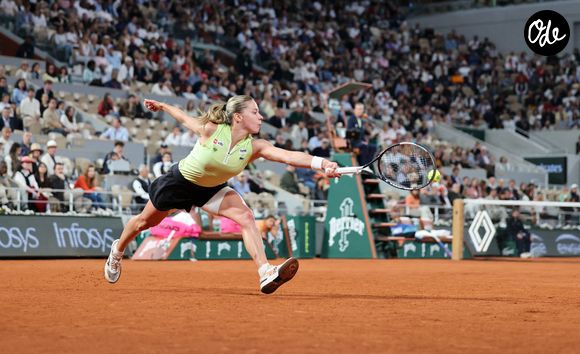 Maja Chwalinska frappe un retour pendant le match de demi-finale du simple dames entre la Polonaise Maja Chwalinska et la Russe Diana Shnaider au tournoi de tennis de Roland Garros, Paris, France, 4 juin 2026. Photo by Xinhua/ABACAPRESS.COM/Wu Huiwo