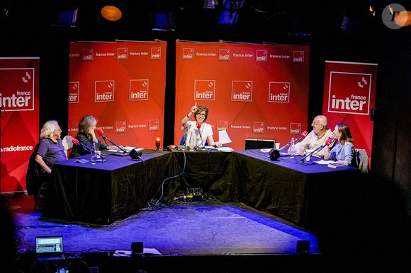 Mais voilà que la matinale pourrait bel et bien connaître un grand bouleversement. 

France Inter réalise l'émission "Le Masque et la Plume" de Rebecca Manzoni en direct de la Comédie Odéon lors de la 21ème édition du festival Quais du Polar à Lyon le 04/04/2025. © Sandrine Thesillat/PsNewZ/Bestimage