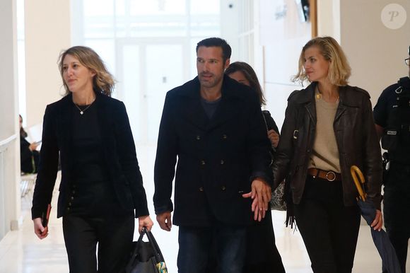 Nicolas Bedos, jugé pour agressions et harcèlement sexuels, arrive avec sa compagne Pauline Desmonts et son avocate,  J.Minkowski, au tribunal judiciaire de Paris, le 26 septembre 2024. Les faits reprochés auraient été commis entre 2018 et 2023.  © Christophe Clovis / Bestimage