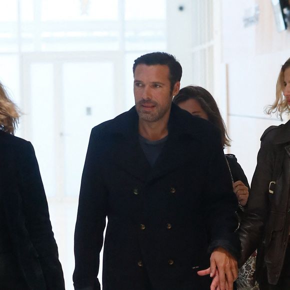 Nicolas Bedos, jugé pour agressions et harcèlement sexuels, arrive avec sa compagne Pauline Desmonts et son avocate,  J.Minkowski, au tribunal judiciaire de Paris, le 26 septembre 2024. Les faits reprochés auraient été commis entre 2018 et 2023.  © Christophe Clovis / Bestimage