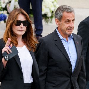 Nicolas Sarkozy et sa femme Carla Bruni - Sortie des obsèques de l'auteure-compositrice-interprète et actrice française Françoise Hardy au crématorium du cimetière du Père-Lachaise à Paris, France, le 20 juin 2024. © Jacovides-Moreau/Bestimage