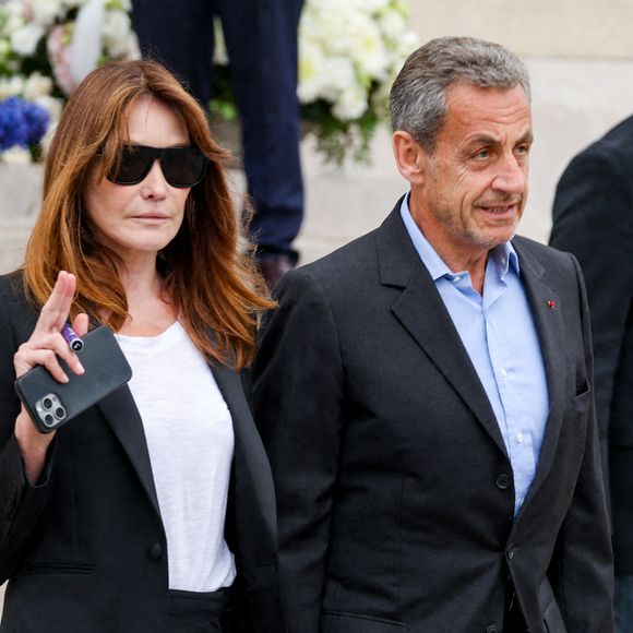 Nicolas Sarkozy et sa femme Carla Bruni - Sortie des obsèques de l'auteure-compositrice-interprète et actrice française Françoise Hardy au crématorium du cimetière du Père-Lachaise à Paris, France, le 20 juin 2024. © Jacovides-Moreau/Bestimage