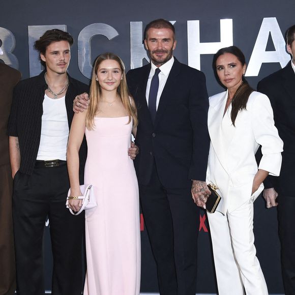 Mia Regan, Romeo Beckham, Cruz Beckham, Harper Beckham, David Beckham, Victoria Beckham, Brooklyn Peltz Beckham und Nicola Peltz Beckham bei der Premiere der Netflix Doku-Serie 'Beckham' im Curzon Mayfair. Londres, 03.10.2023. Action Press / Bestimage