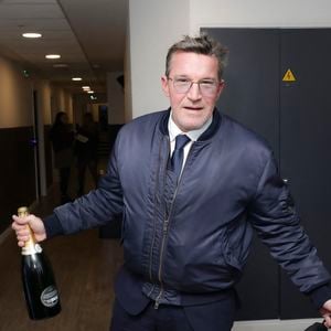 Benjamin Castaldi a été évincé de sa matinale à la radio, comme "Purepeople" l'a officialisé.

Exclusif - Benjamin Castaldi, en backstage de l’émission « TPMP » La dernière  présentée par C.Hanouna et diffusée en direct sur C8, Paris, France. © Jack Tribeca / Bestimage