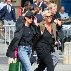 Laura Smet, Isabelle Brulier - Arrivées aux obsèques de Mathilde Favier en l'église Saint-Sulpice à Paris, le 31 aout 2026. © Dominique Jacovides-Cyril Moreau/Bestimage