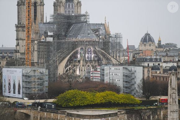 Illustration à l'extérieur de la cathédrale lors de la première messe à Notre-Dame de Paris depuis l'incendie de 2019, à Paris, France, le 8 décembre 2024. © Lionel Urman/Bestimage