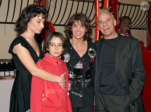 Le chanteur français Michel Fugain (à droite) pose avec sa famille, (de gauche à droite) sa fille Marie, son fils Alexis et sa femme Stéphanie lors du Gala du Ring au Cirque d'Hiver Bouglione à Paris, France, le 8 février 2005. L'événement était organisé par l'association First Round au profit de l'association Laurette Fugain pour sensibiliser le public à la nécessité du don de plaquettes. Le gala fera l'objet d'un DVD. Photo par Jean-Jacques Datchary/ABACA.